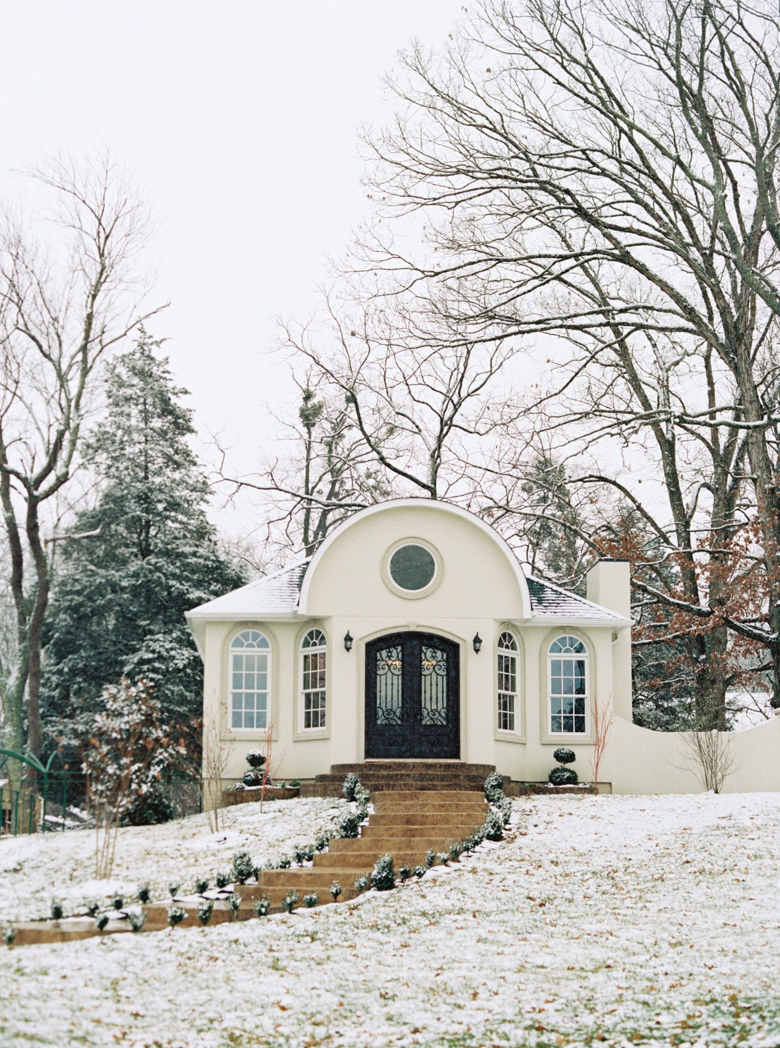 KimStockwellAshleyandMattMoraisVIneyardWedding5 Winter Weddings - A Snow Fairy Tale